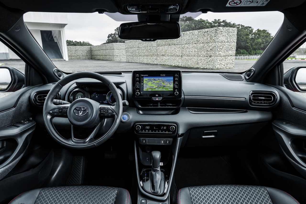 Photo 18 toyota yaris hybride intérieur planche de bord Essai