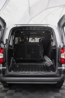 Avec la banquette avant Extenso (Citroën) ou Multiflex (Peugeot), il est possible de charger des objets plus longs que la longueur portes-paroi (2,16 m pour la version longue).