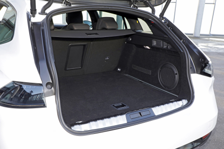 Peugeot 508 SW 2018 GT Line blanche vue du coffre ouvert