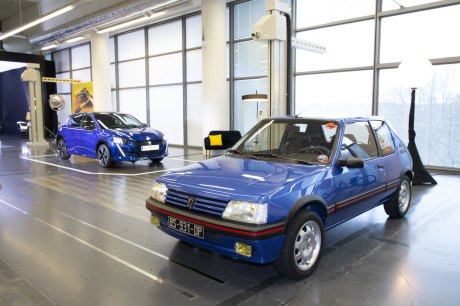 Peugeot 205 GTI et Peugeot e-208 bleu