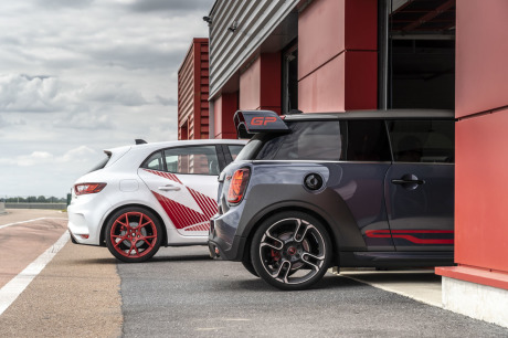 Match Mini JCW GP Renault Mégane R.S. Trophy R : Statiques extérieur 2 voitures profil AR