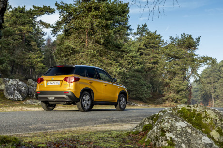 Suzuki Vitara 1.0 Boosterjet Allgrip 2019 : Statique ext̮̩̉̉rieur 3/4 AR for̮̻̉̉t.