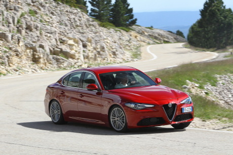 Alfa Romeo Giulia 2016 rouge vue avant dans un virage
