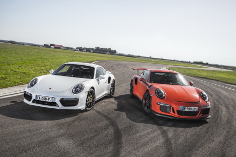 Porsche 911 GT3 RS 2016 vs 911 Turbo S garées côte à côte sur circuit vue avant