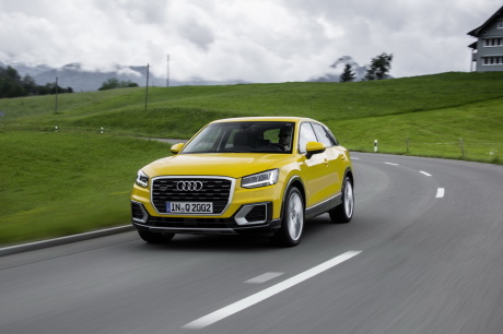 Audi Q2 2016 jaune vue avant dans un virage