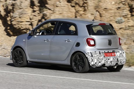 3/4 arrière Smart Forfour Brabus rouge Spyshot neige