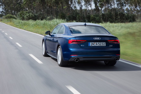 Audi A5 coupé 2016 bleu vue arrière sur une route de campagne