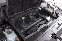 Sa capacité est de 20L sur les versions 4 roues motrices (2 moteurs) et 52L sur les modèles 2 roues motrices (un moteur sur l'essieu arrière).