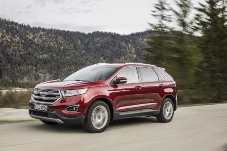 Ford Edge 2016 rouge vue avant gauche sur une route de campagne