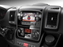 L'infodivertissement s'améliore sur les Citroën Jumper, Peugeot Boxer et Fiat Ducato. Ici, l'écran tactile (option) intégrant la navigation et la caméra de recul.