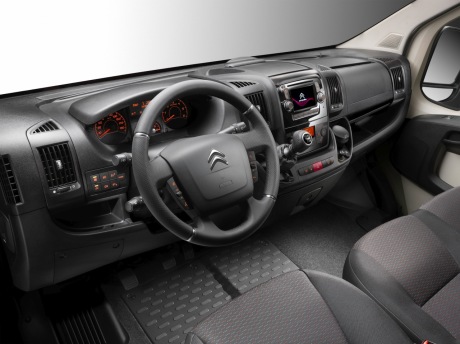 Nouveau volant et nouvelle façade technique pour le Citroën Jumper 2014 et pour ses cousins, Peugeot Boxer et Fiat Ducato.