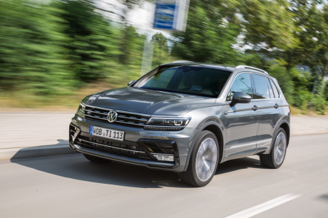 Volkswagen Tiguan R-Line gris 2016 vue avant gauche sur une route