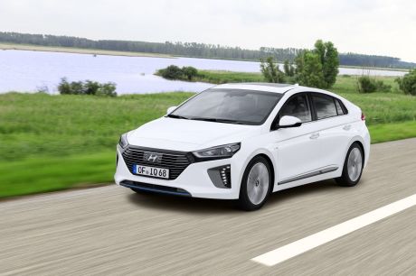 Hyundai Ioniq 2016 blanc vue avant gauche sur une route de campagne