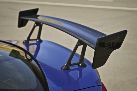 La Subaru BRZ tS se distingue aisément par son aileron sur le coffre.