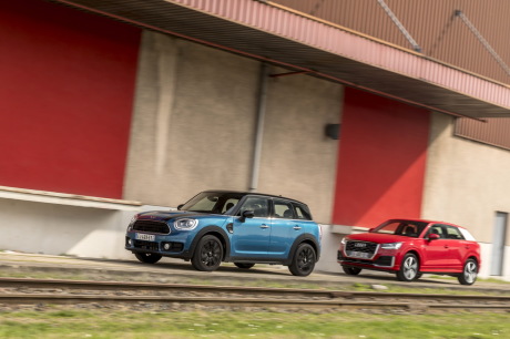 Mini Countryman bleu et Audi Q2 rouge vues de profil