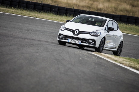 Renault Clio RS Trophy 2016 blanche sortant d'une virage sur circuit vue avant