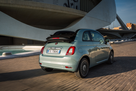 Fiat 500 Hybrid 2020 : Action travelling AR droit