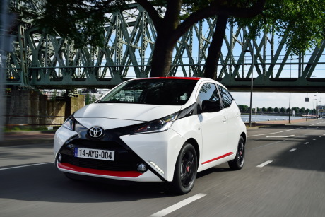 Toyota Aygo blanche 5 portes 2016 roulant sur une route vue avant gauche