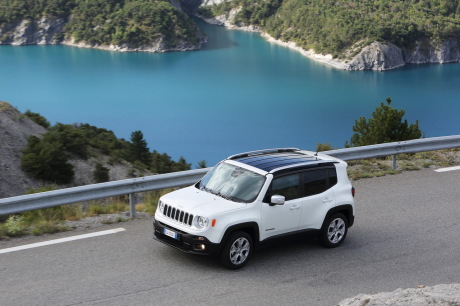 jeep renegade blanc sur route de montage