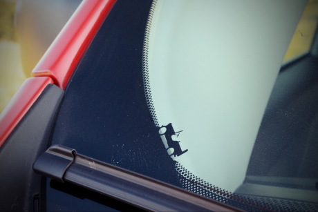 logo jeep sur le pare-brise du jeep renegade