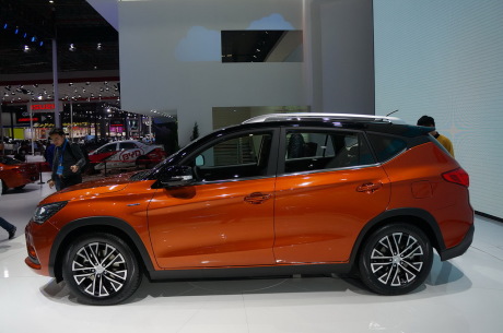Le crossover BYD Song est un Plug-In annoncé avec 70 km d'autonomie en électrique.