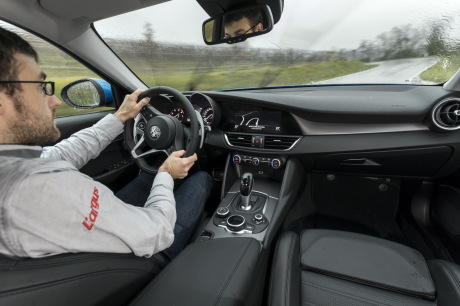 julien sarboraria au volant de l'alfa romeo giulia veloce