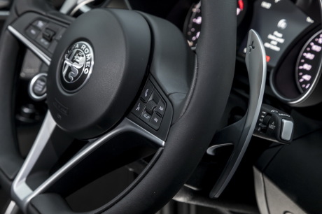 palette au volant alfa romeo giulia veloce