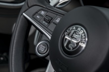 bouton start moteur sur le volant de l'alfa romeo giulia veloce