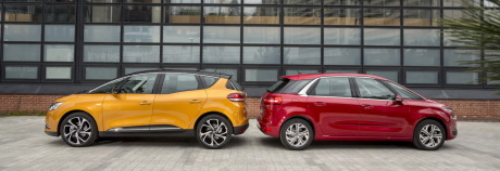 Renault Scenic 2016 jaune et Citroën C4 Picasso Exclusive rouge vue de profil
