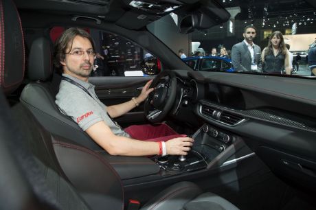 journaliste au volant alfa romeo stelvio 2017