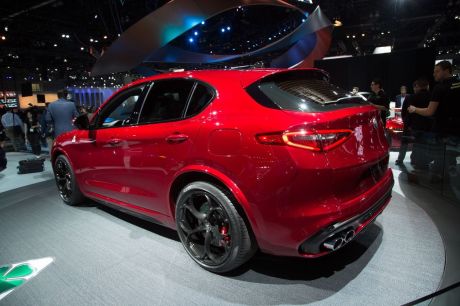 3/4 arriere alfa romeo stelvio 2017
