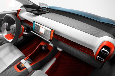 La planche de bord du C3 Aircross sera proche de celle du concept sauf que l'écran tactile sera plus petit et que des compteurs seront greffés en raison de la législation. L'affichage tête haute sera néanmoins proposé.