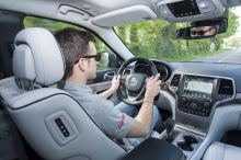 Julien Sarboraria au volant du Jeep Grand Cherokee Summit Signature