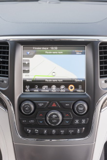 Console centrale et écran tactile du Jeep Grand Cherokee