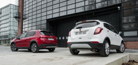 Peugeot 2008 rouge Allure garé près d'un Opel Mokka X blanc 2017 vue arrière