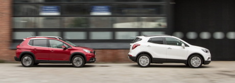 Peugeot 2008 rouge Allure roulant près d'un Opel Mokka X blanc 2017 vue de profil droit