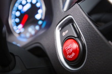 Bouton start rouge BMW M2 Compétition