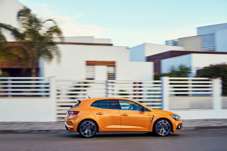 Mégane RS 2018 orange profil droit