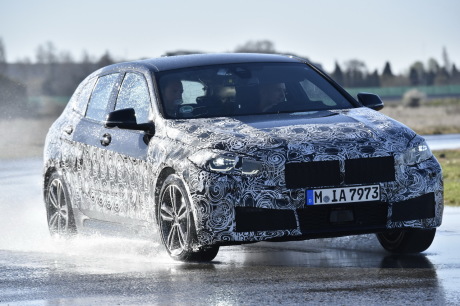 bmw sÃÆ'Ã, © rie 1 f40 2019 spyshot мокрой дороге