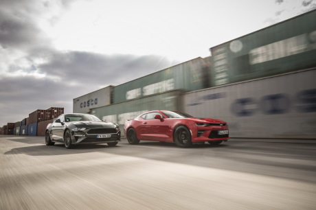 Ford Mustang Bullitt et Chevrolet Camaro travelling avant droit