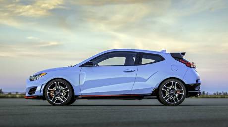 Hyundai Veloster N vue de profil bleu sur circuit