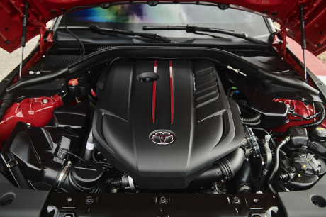 Toyota Supra 2019 vue du moteur capot ouvert