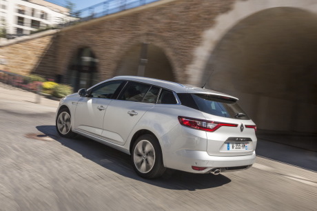 Renault Mégane Estate 2016break roulant en ville vue arrière gauche