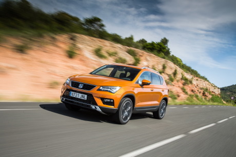 Seat Ateca 2016 orange roulant sur une route de campagne vue avant gauche