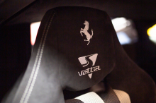 ... comprenant quelques détails, dont un logo à son effigie sur les sièges.