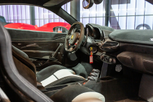Elle a été personnalisée par le pilote, avec une peinture spécifique et un intérieur en Alcantara...