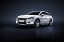 Tout comme le 6008, la 580 RXH mise dur l'hybridation pour proposer ponctuellement une transmission intégrale.