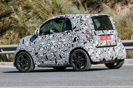 3/4 avant Smart Fortwo Brabus rouge Spyshot