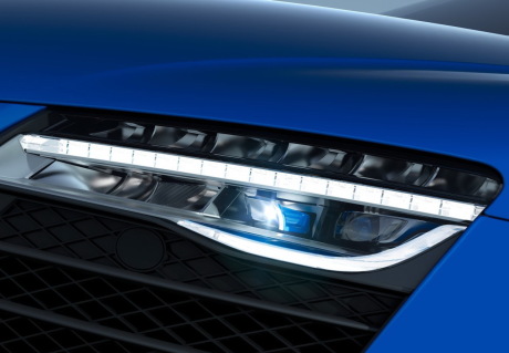 La R8 est la première Audi de série à recevoir des phares au laser. Cette technologie sera également utilisée par le constructeur lors des 24 Heures du Mans 2014.