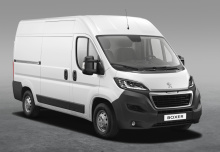 Le Peugeot Boxer 2014 adopte la calandre flottante, qui est la signature des véhicules de la marque.